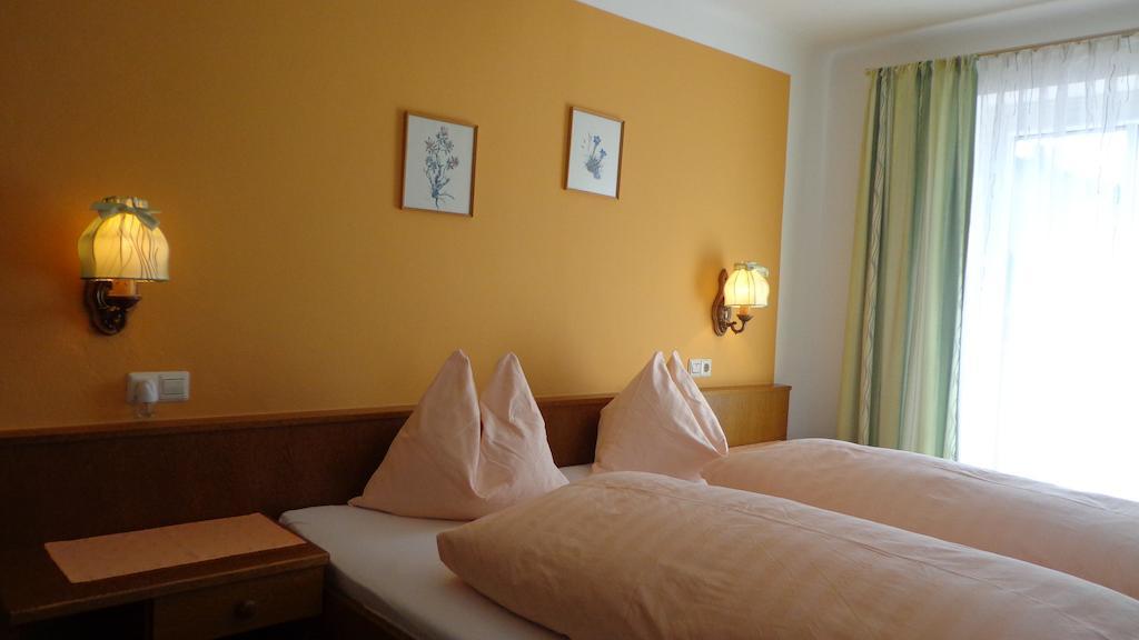 Gasthof Franz Von Assisi Pension Anif Kamer foto